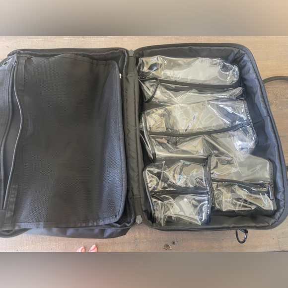 MAC Travel Bag 💕(pre loved) - Picture 5 of 7